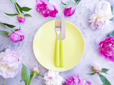 beton arka plan üzerinde şakayık çiçek plakası