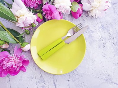 beton arka plan üzerinde şakayık çiçek plakası