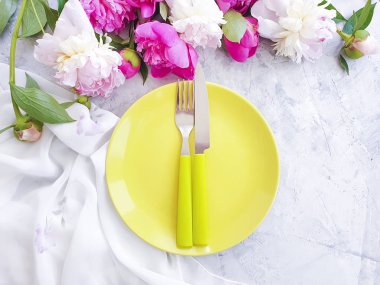 beton arka plan üzerinde şakayık çiçek plakası