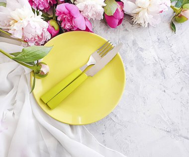 beton arka plan hizmeti üzerinde şakayık çiçek plakası