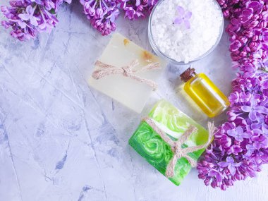 yağ, gri beton arka plan üzerinde doğal sabun çiçek leylak