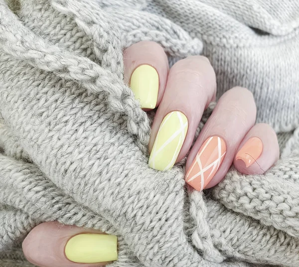 Kobieta Ręka Piękny Manicure Sweter — Zdjęcie stockowe