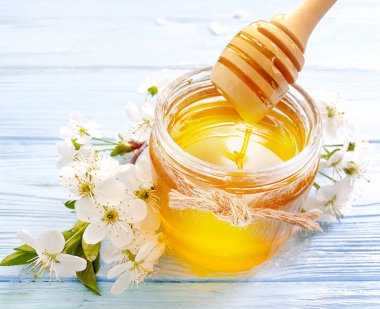 ahşap arka plan üzerinde taze bal çiçek açan kiraz