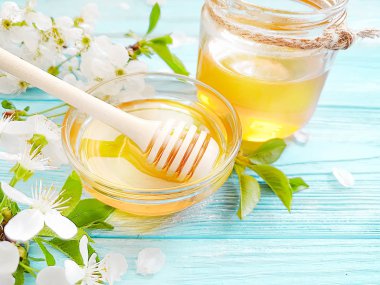 ahşap arka plan üzerinde taze bal çiçek açan kiraz