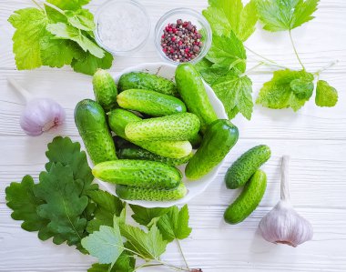 Salamura salatalık, ahşap arka planda sarımsak