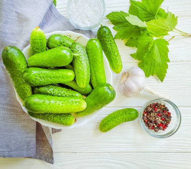 Salamura salatalık, ahşap arka planda sarımsak