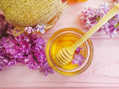 pembe ahşap arka planda taze bal Lila çiçek