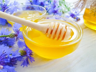 Beyaz ahşap arka planda taze bal çiçeği menekşe