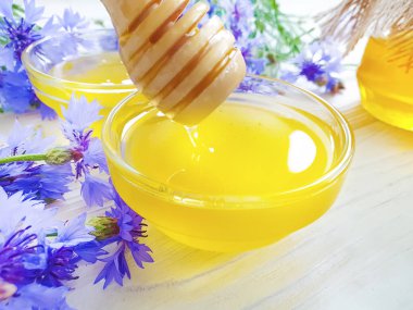 Beyaz ahşap arka planda taze bal çiçeği menekşe