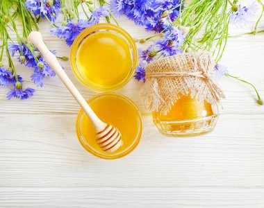 Beyaz ahşap arka planda taze bal çiçeği menekşe