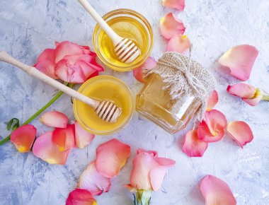 taze bal gri beton arka planda çiçek gül