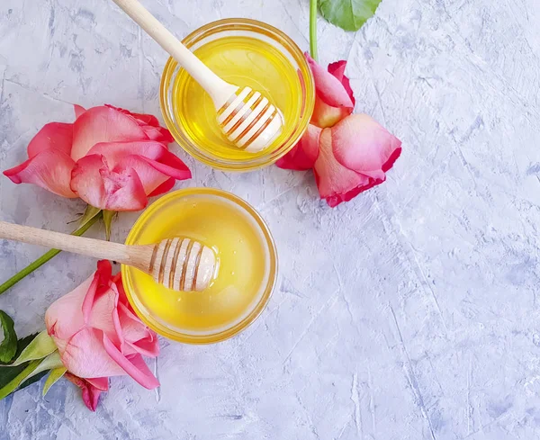 taze bal gri beton arka planda çiçek gül