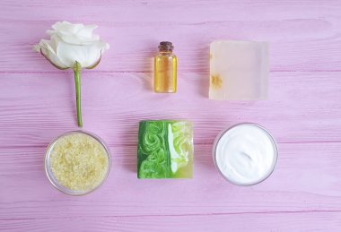 tuz, yağ, kozmetik krem, sabun, ahşap bir arka plan üzerinde gül çiçeği