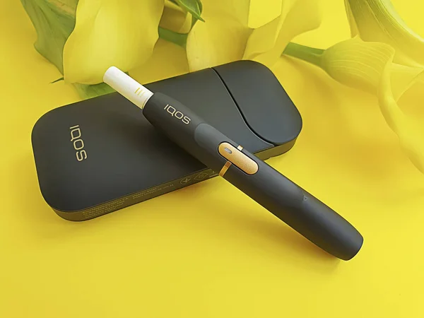 Червня 2019 Україна Київська Система Обігріву Тютюну Iqos Кольоровому Фоні — стокове фото