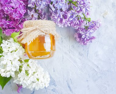 gri beton arka plan üzerinde taze bal leylak çiçek