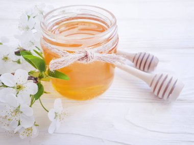 beyaz ahşap arka plan taze bal kiraz çiçekleri