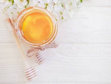 beyaz ahşap arka plan taze bal kiraz çiçekleri