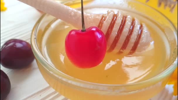 白い木製のスローモーションに新鮮な蜂蜜チェリー — ストック動画