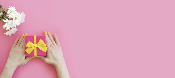 Mano Femminile Tiene Scatola Regalo Crisantemo Fiore Sfondo Colore — Foto Stock