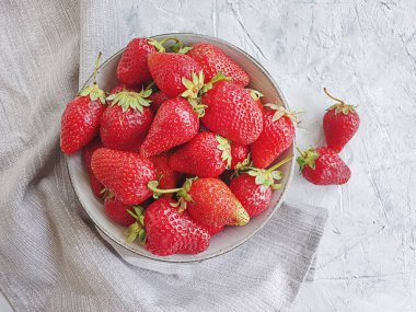 gri beton arka plan üzerinde taze çilek