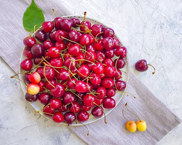 Cerise Fraîche Dans Une Assiette Sur Fond Béton — Photo