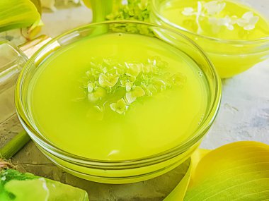 kozmetik krem, sabun, gri beton arka plan üzerinde calla çiçek