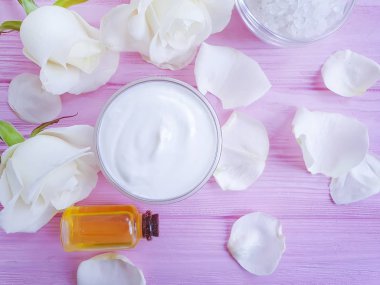 kozmetik krem, yağ çiçeği ahşap bir arka plan üzerinde gül