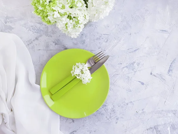 beton bir arka plan üzerinde ortanca çiçek plaka