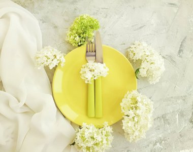 beton bir arka plan üzerinde ortanca çiçek plaka