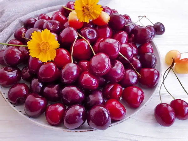 Frische Kirsche Einem Teller Auf Einem Weißen Holzhintergrund Blume — Stockfoto