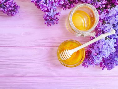 pembe ahşap arka planda taze bal Lila çiçek