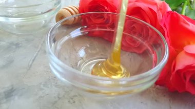 gri beton arka plan yavaş hareket taze bal gül çiçek