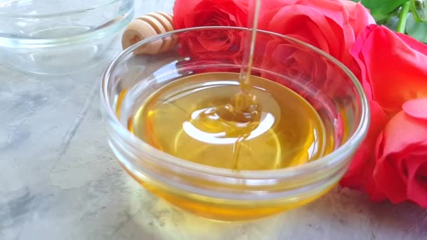 Verse Honing Rose Bloem Grijze Betonnen Achtergrond Slow Motion — Stockvideo