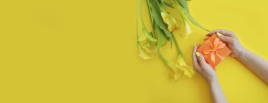 kadın eller manikür hediye kutusu çiçek calla renk arka plan