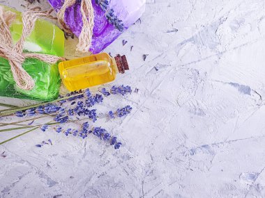 sabun, yağ, gri beton arka plan üzerinde lavanta