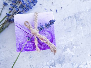 gri beton arka plan üzerinde lavanta sabun