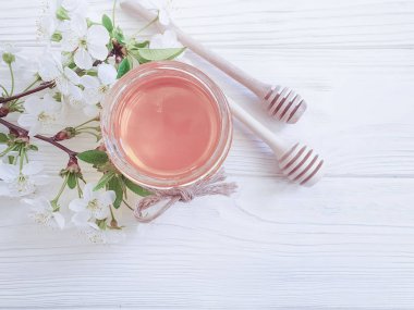 ahşap arka plan üzerinde taze bal çiçek açan kiraz