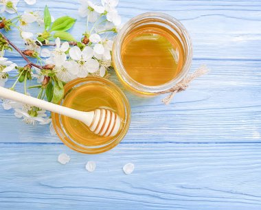 ahşap arka plan üzerinde taze bal çiçek açan kiraz