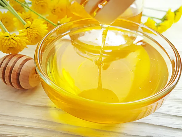 beyaz ahşap arka plan taze bal krizantem çiçek