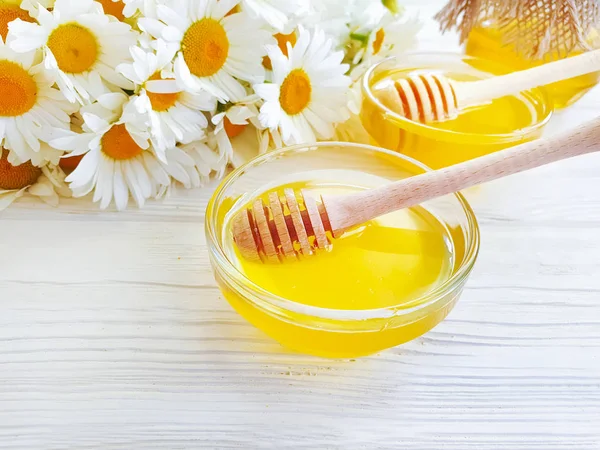 ahşap arka plan taze bal papatya çiçek