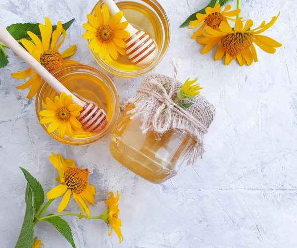 Färsk Honung Gul Blomma Grå Betong Bakgrund — Stockfoto