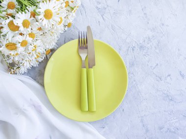 papatya çiçeği, gri beton arka plan üzerinde plaka