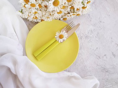 papatya çiçeği, gri beton arka plan üzerinde plaka