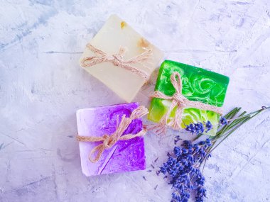 gri beton arka plan üzerinde lavanta sabun