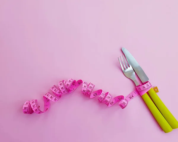 Kniv Och Måttband Färgad Bakgrund — Stockfoto