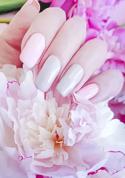 Vrouwelijke Hand Manicure Bloem Peony — Stockfoto