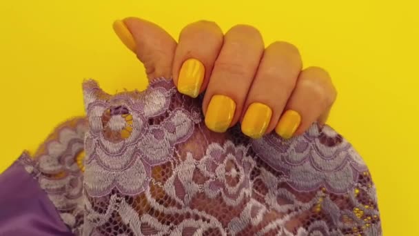Weibliche Hand Maniküre Seide Zeitlupe — Stockvideo