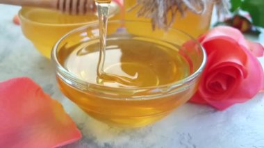 taze bal çiçek beton arka plan yavaş hareket gül