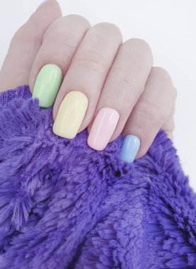 kadın el güzel manikür kürk