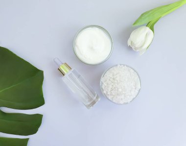 krem kozmetik çiçek lalesi renkli bir arka planda